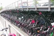 Parkovisko bicyklov pri stanici v meste Leiden