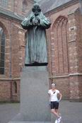 Socha J.A.Komenskho pred kostolom v Naardene